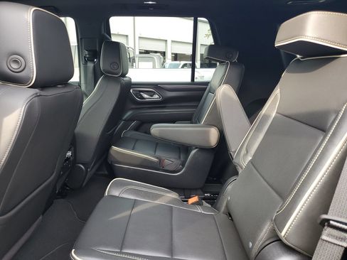 Used 2024 GMC Yukon SLT w/ SLT Premium Package AWD/4WD image 10