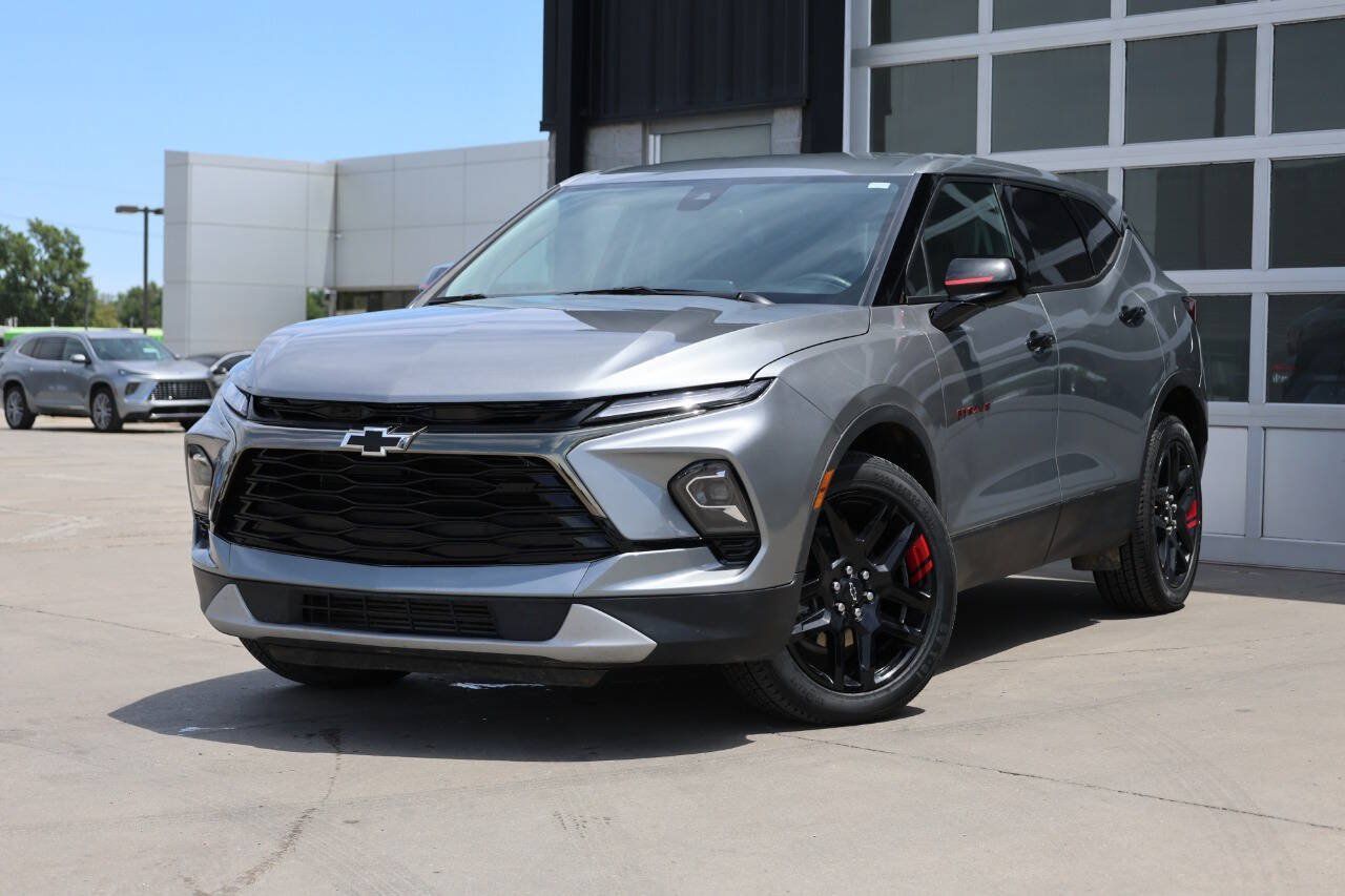 Used 2025 Chevrolet Blazer LT w/ Redline Edition AWD/4WD image 3