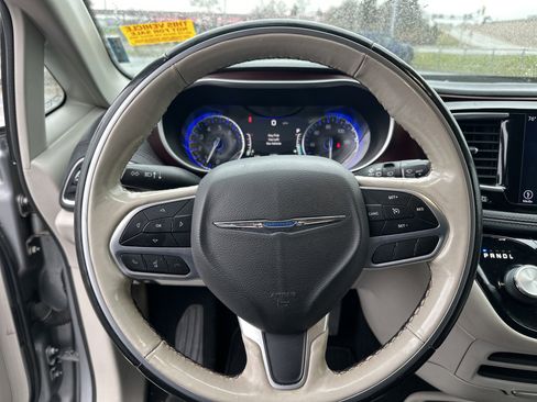 Used 2019 Chrysler Pacifica Limited image 17