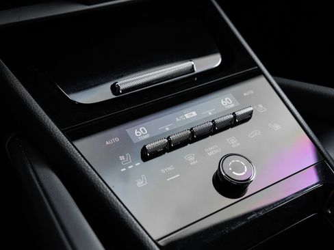 Certified 2024 Porsche Cayenne AWD/4WD image 24