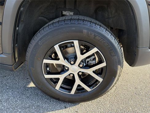 Used 2025 Jeep Grand Cherokee Limited RWD image 19
