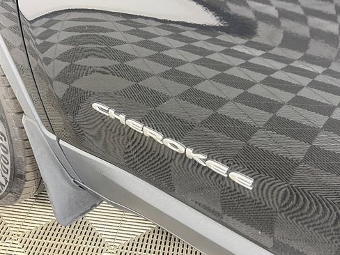 Used 2021 Jeep Cherokee Limited image 18