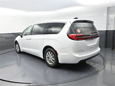 New 2026 Chrysler Pacifica Select image 5