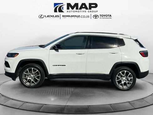 Used 2022 Jeep Compass Latitude image 2