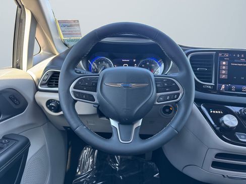 Used 2023 Chrysler Pacifica Touring-L image 11