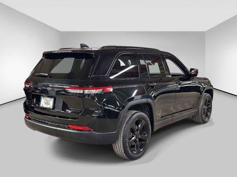Used 2023 Jeep Grand Cherokee Limited w/ Black Appearance Package image 5