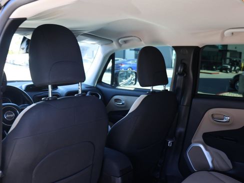 Used 2017 Jeep Renegade Latitude w/ Popular Equipment Group image 20