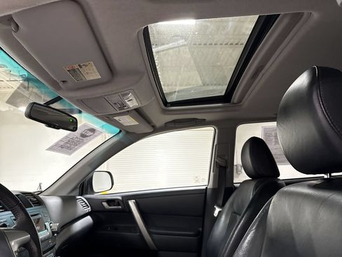 Used 2012 Toyota Highlander SE w/ Tow Pkg FWD image 19