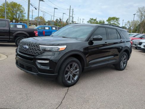Used 2024 Ford Explorer XLT w/ Equipment Group 202A AWD/4WD image 4