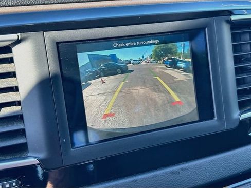 Used 2018 Chrysler Pacifica Touring Plus w/ Tire & Wheel Group FWD image 17