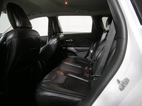 Used 2020 Jeep Cherokee Latitude Plus AWD/4WD image 18