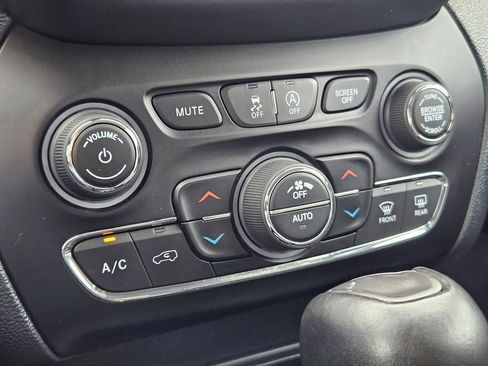 Used 2022 Jeep Cherokee Latitude Lux w/ Mopar Interior Package image 24