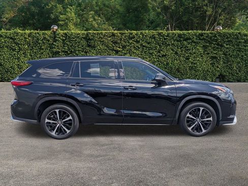 Used 2022 Toyota Highlander XSE image 3