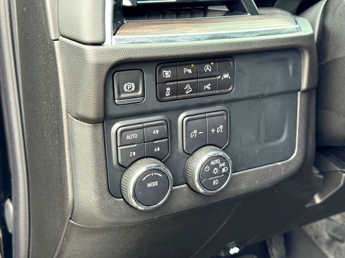 Used 2025 Chevrolet Suburban Z71 AWD/4WD image 15