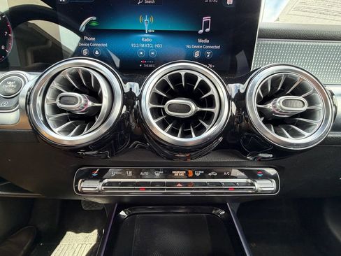 Used 2021 Mercedes-Benz GLB 250 4MATIC image 29