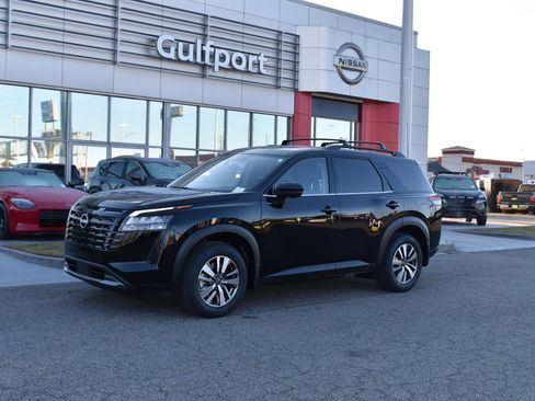 New 2026 Nissan Pathfinder SL image 2