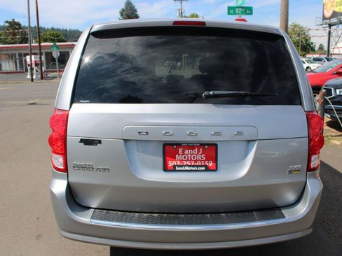 Used 2016 Dodge Grand Caravan SXT FWD image 4