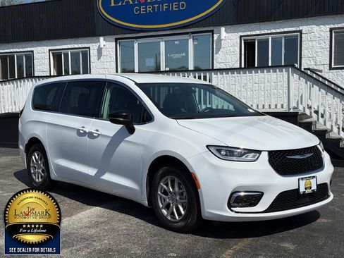 Used 2024 Chrysler Pacifica Touring-L FWD image 3