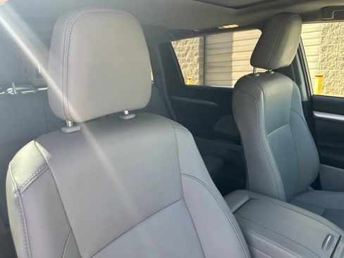 Used 2019 Toyota Highlander XLE AWD/4WD image 33