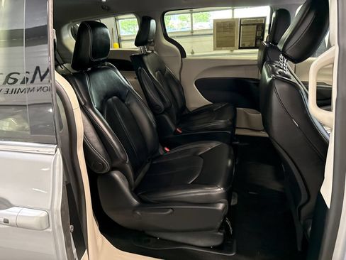 Used 2023 Chrysler Pacifica Touring-L FWD image 15