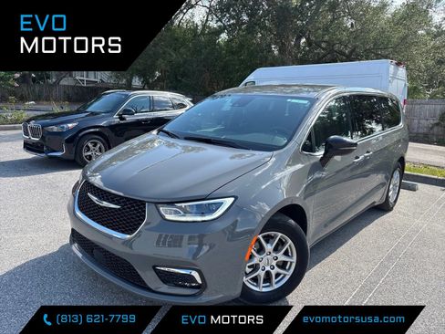 Used 2025 Chrysler Pacifica Select FWD image 1