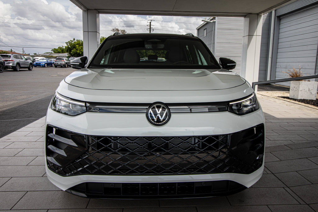 New 2026 Volkswagen Tiguan SE R-Line FWD image 9