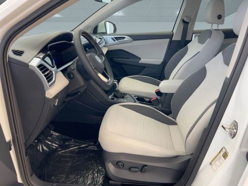 New 2026 Volkswagen Taos SE image 5