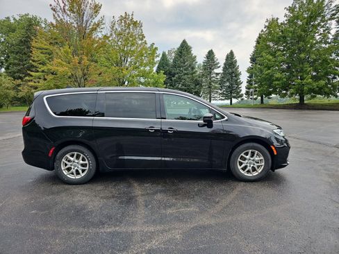 Used 2025 Chrysler Pacifica Select FWD image 7