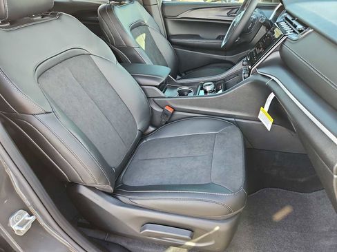 New 2025 Jeep Grand Cherokee Altitude image 21