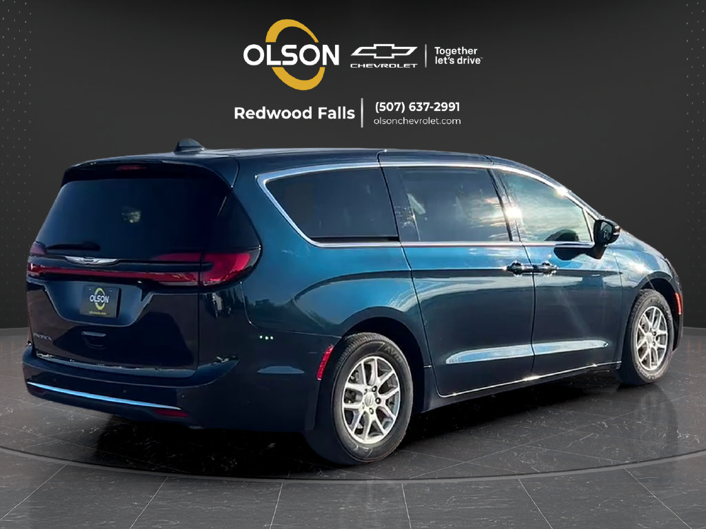 Used 2024 Chrysler Pacifica Touring-L FWD image 5