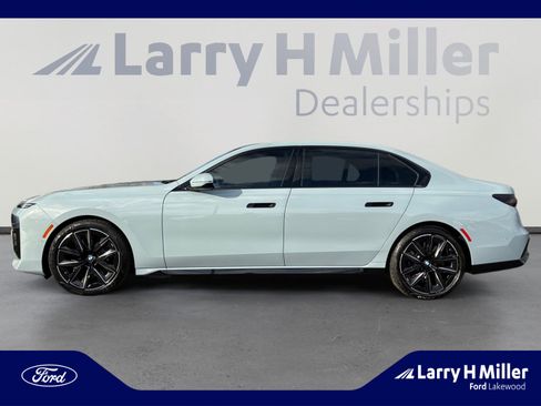 Used 2025 BMW 760i xDrive w/ Premium Package image 2