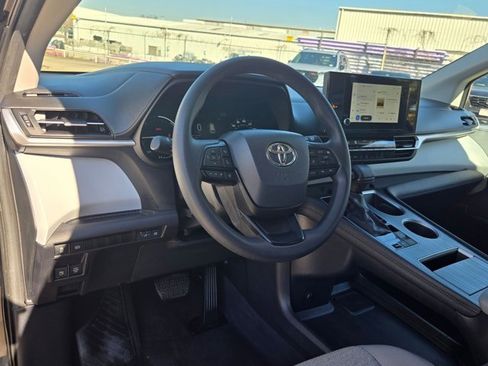 Used 2025 Toyota Sienna LE image 15