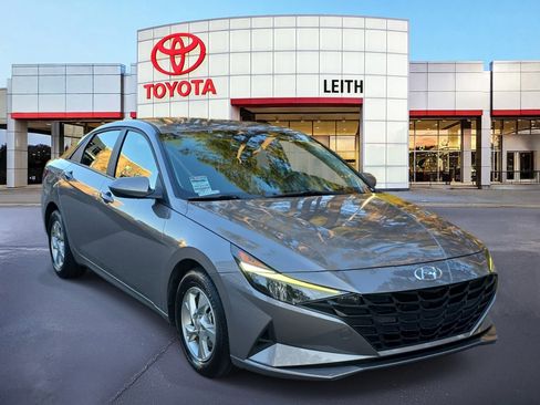 Used 2023 Hyundai Elantra SE image 3