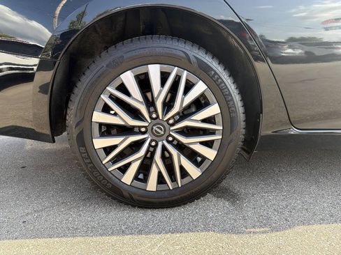 Used 2023 Nissan Altima 2.5 SV w/ SV Premium Package AWD/4WD image 8