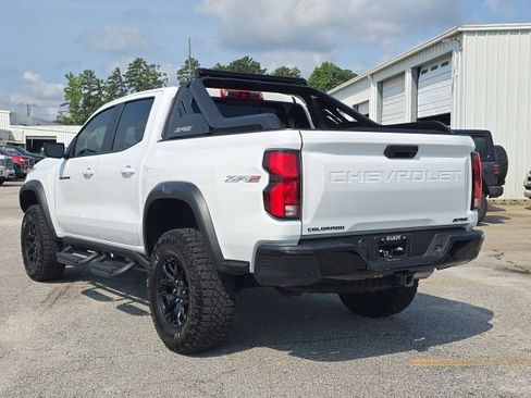 Used 2025 Chevrolet Colorado ZR2 w/ Midnight Edition AWD/4WD image 3