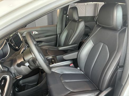 New 2026 Chrysler Pacifica Select AWD/4WD image 23