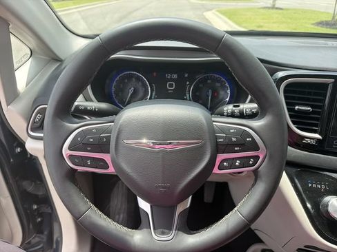 Used 2023 Chrysler Pacifica Touring-L FWD image 31