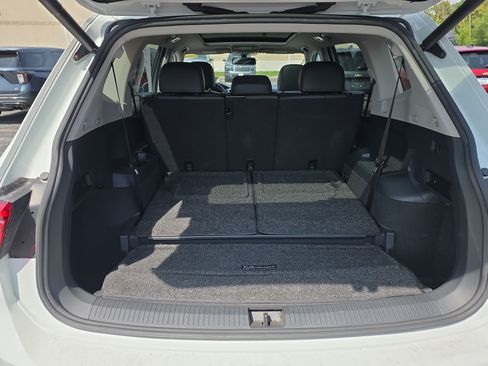 Used 2018 Volkswagen Tiguan SEL FWD image 11