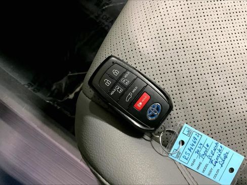Used 2024 Toyota Sienna Limited AWD/4WD image 14