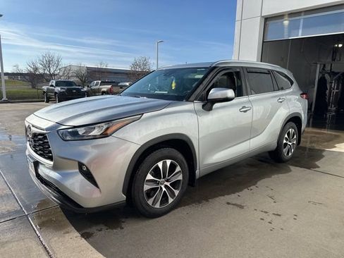 Used 2020 Toyota Highlander XLE image 2