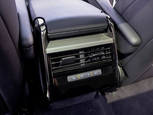 Used 2025 Land Rover Range Rover Sport SE AWD/4WD image 15