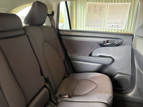 Used 2025 Toyota Highlander LE FWD image 39