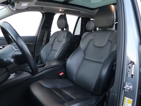 Used 2020 Volvo XC90 T5 Momentum image 12