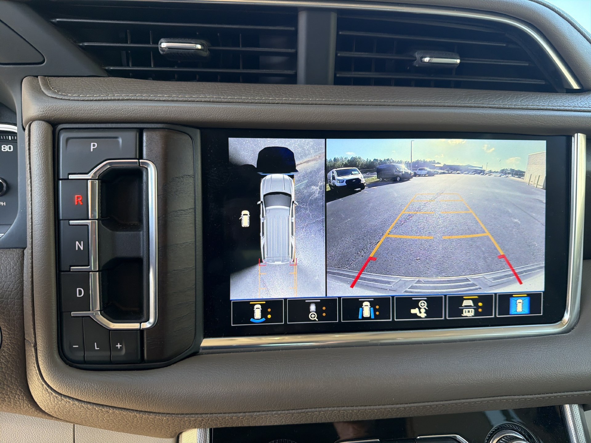 Used 2021 GMC Yukon Denali w/ Denali Premium Package AWD/4WD image 3