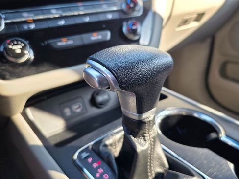 Used 2019 Kia Sedona LX image 39