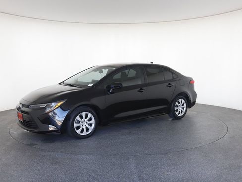 Used 2023 Toyota Corolla LE image 4