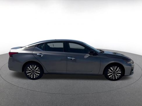Used 2025 Nissan Altima 2.5 SV FWD image 15