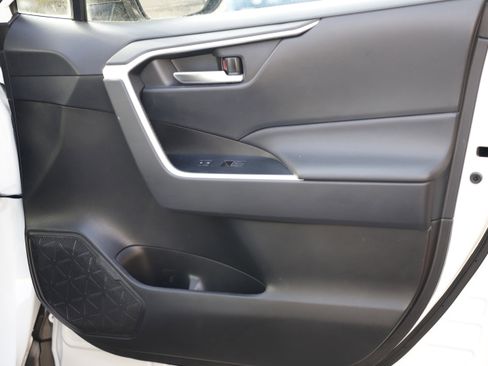 Used 2022 Toyota RAV4 XLE Premium image 7