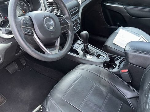Used 2019 Jeep Cherokee Latitude w/ Popular Appearance Group FWD image 6