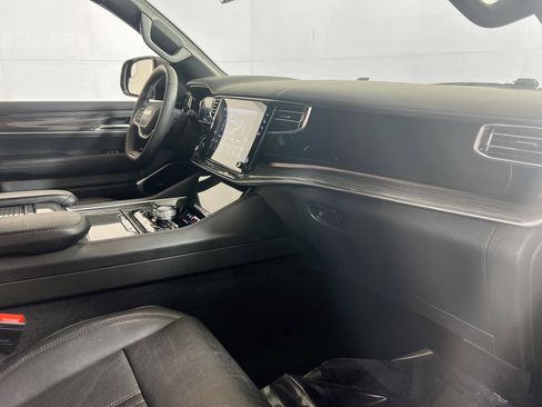 Used 2022 Jeep Wagoneer Series III w/ Flexible Seating Group image 29